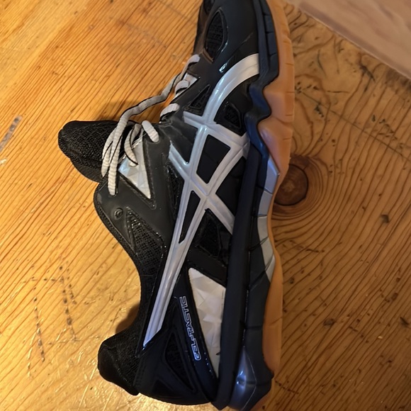 Only worn for one volleyball season never worn off the court! Really comfortable - Picture 5 of 5